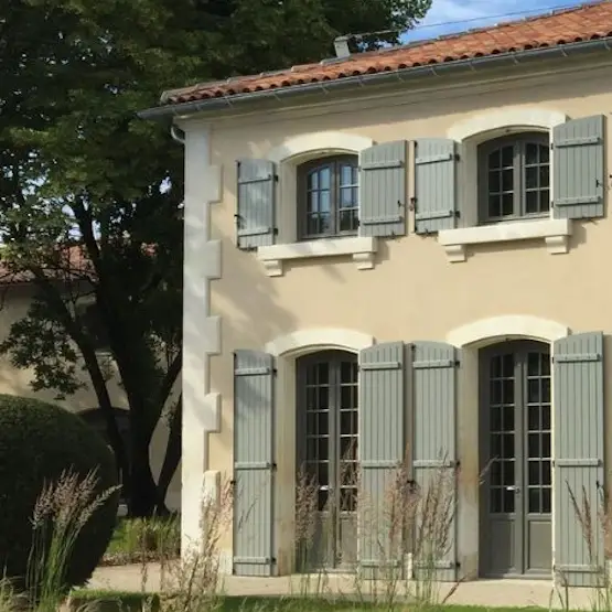 Fenêtres, portes-fenêtres et volets cintrées, fabrication et installation en Charente